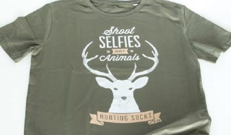 PETA schenkt Jan-Christian Dreesen nach Jagdunfall „Shoot Selfies, Not Animals“-T-Shirt Hunting Sucks