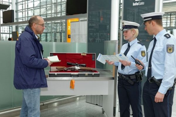 Cacciatore per hobby canadese arrestato con documenti falsi