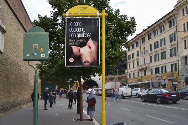 Un panneau publicitaire à la Cité du Vatican l'affirme: «Je suis Quelqu'un, pas Quelque chose»