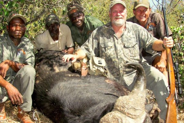 Afrika: Büffel tötet Hobby-Jäger