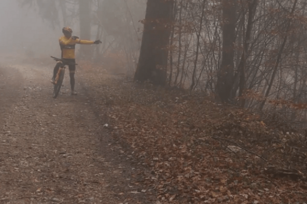 Un chasseur de loisir ivre menace un cycliste avec une arme