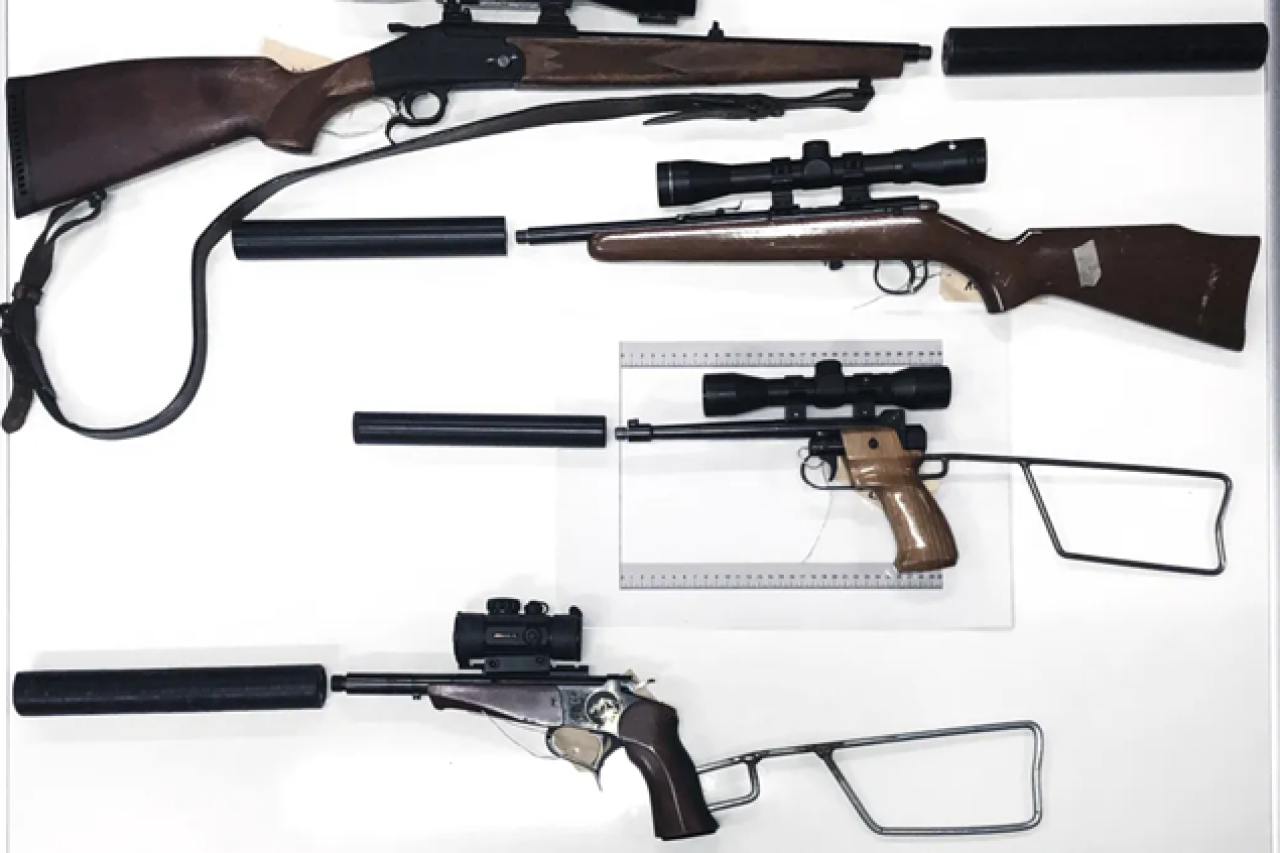 Hobby-Jäger 70 Feuerwaffen bei Bande beschlagnahmt