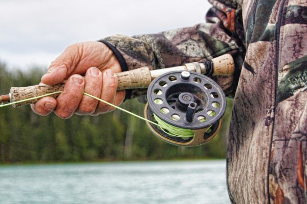 Un chasseur de loisir tire de justesse à côté d'un pêcheur