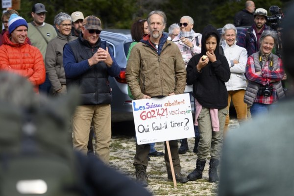 Des défenseurs du loup manifestent dans le canton de Vaud