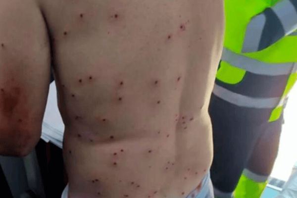 Un chasseur de loisir tire sur un vététiste