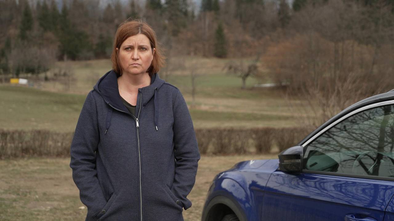 100 Einschüsse: Hobby-Jäger schiesst auf Autofahrerin