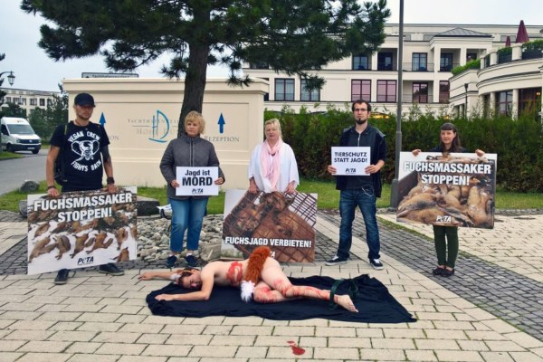 Blutige PETA-Aktion beim Bundesjägertag in Fulda