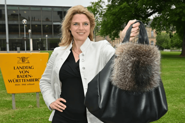 Politikerin trägt Handtasche aus Waschbären-Fell