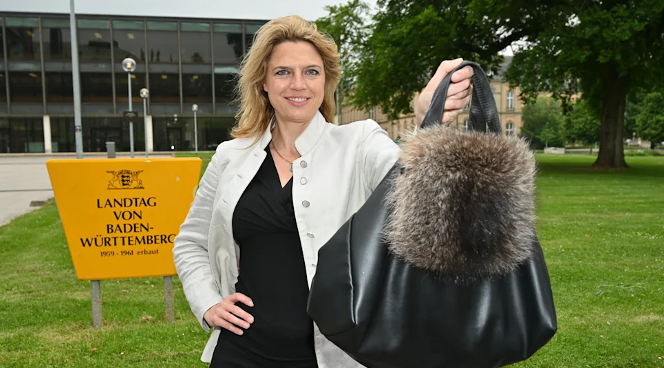 Politikerin Sarah Schweizer trägt Handtasche aus Waschbären-Fell