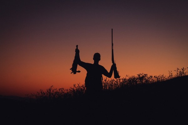 Hobby-Jäger sind in Spanien im freien Fall