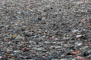 Müllberge im Fluss Citarum, Indonesien
