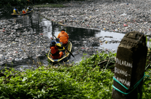 Säuberungsarbeiten am Citarum