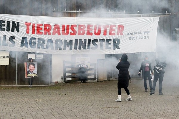 Animal Rebellion: Friedlicher Protest gegen Günther Felssner