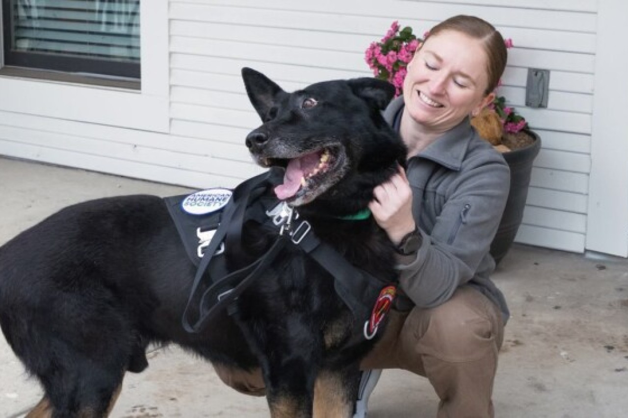 Militärhund Frenky nach Jahren mit Hundeführerin vereint
