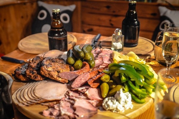 La popolazione svizzera mangia troppa carne