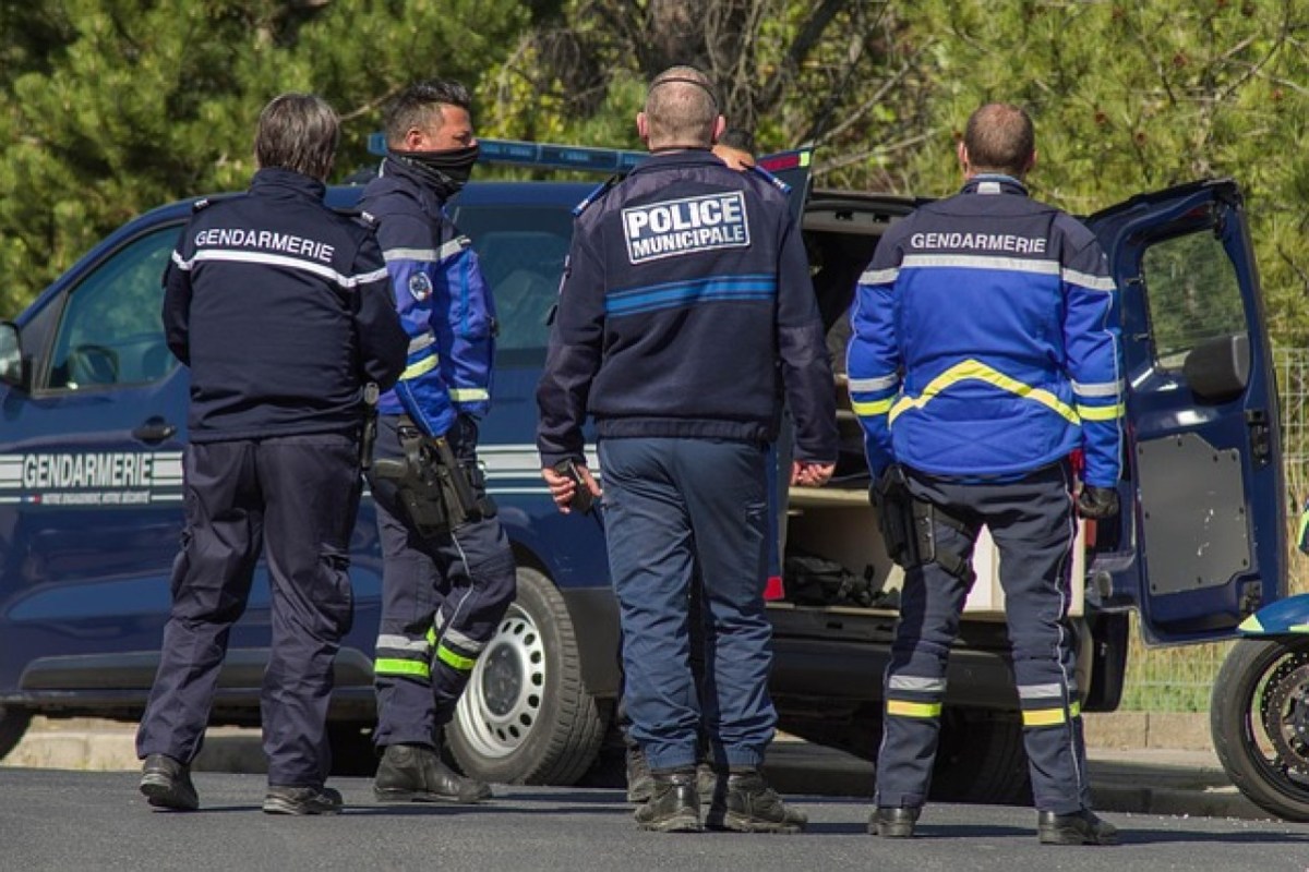 Frankreich Fahrzeuge von Hobby-Jägern gezielt beschädigt