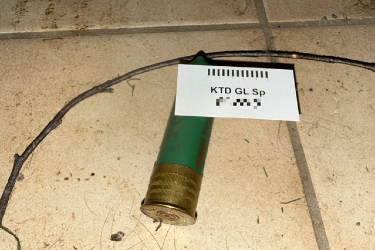 Hobby-Jäger (86) schiesst mit Schrotflinte auf Auto