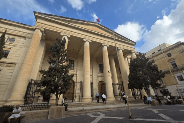 Cacciatori di uccelli condannati a Malta: una vittoria contro il bracconaggio
