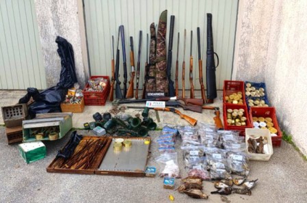 Im südfranzösischen Vérignon decken Behörden 60 gefangene Singvögel, verbotene Leimjagd und ein Waffenarsenal auf. Ein Symbolfall für das System Hobby-Jagd.