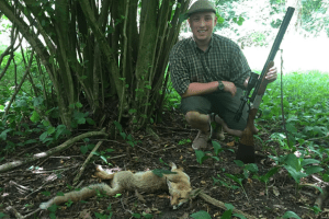Mit einem Lächeln neben dem Kadaver