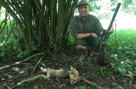 Mit einem Lächeln neben dem Kadaver