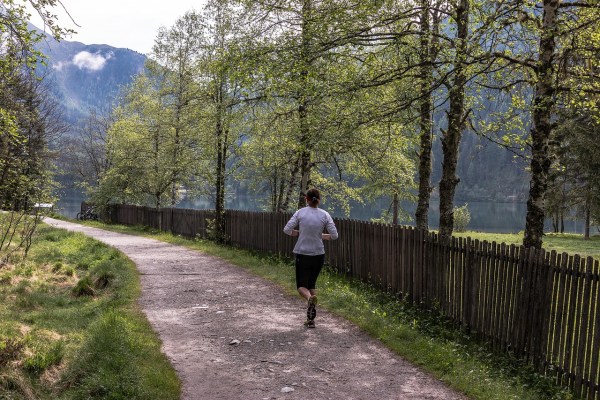 Une joggeuse blessée par balle par un chasseur de loisir dans le Jura