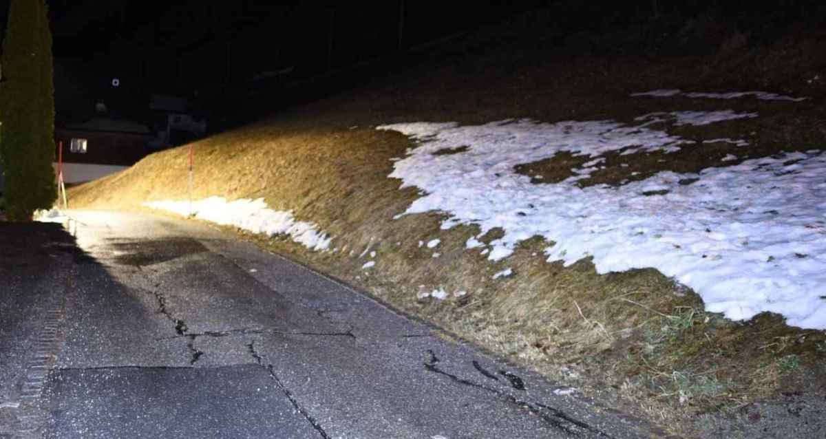 Nächtliche Quartierstrasse in Sedrun mit Wiesenbord, auf der im Februar 2024 ein angeleinter Hund von einem Hobby-Jäger erschossen wurde