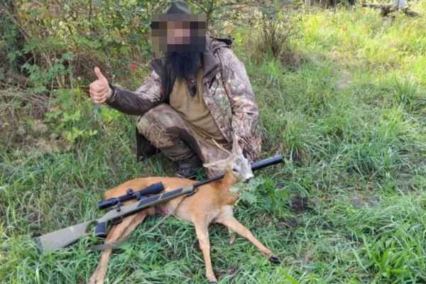 Bündner Hobby-Jäger posiert mit totem Reh: Über 500 Kommentare und Kritik der Wildhüter