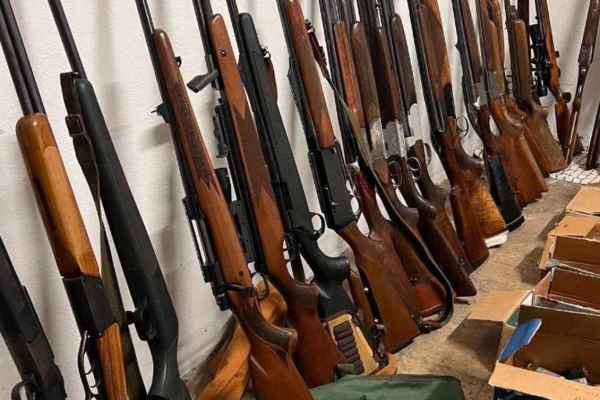 Wilderei-Verdacht im Parco del Ticino: Polizei beschlagnahmt 46 Schusswaffen, Schalldämpfer und Nachtsichtoptik