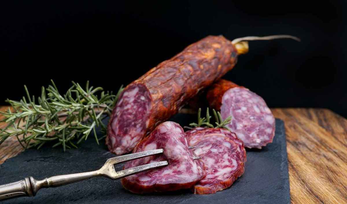 Aufgeschnittene Salami auf dunklem Untergrund